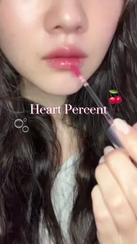 \人中短縮リップ(メイク)に挑戦/ 盛れるオーバーリップセット ✔︎Heart Percent ドットオンムード リップペンシル ドットオンムード ワンウェイ グロイ ティント リップペンシルといえばハートパーセント 柔らかく滑らかな描きごこちで、 リップの色味を整えてくれる ※1 そこにグロイティントをのせると トレンド自然発色オーバーリップが簡単にできる 唇の上の一番高い部分にツヤを出すと、 より極ツヤリップができるよ🫶 ※1 保湿でキメを整えたことによる #PR #ハートパーセント #オーバーリップメイク #人中短縮メイク #リップペンシル