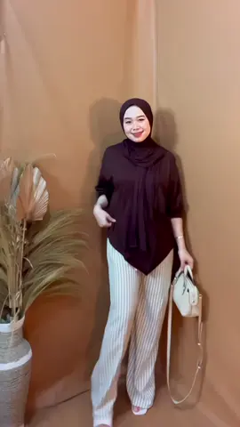 Viviene kaos oversize bahan spandek rayon yang adem dan stretch. Cocok di pake sehari hari muat sampe bab jumbo . Nyesel kalo ga di CO apalagi warna mahogani nya ini bikin cerah di kulittt awww 🤩🥰🤎 #kaosoversize #bajukaos #kaosmurahtiktokshop 