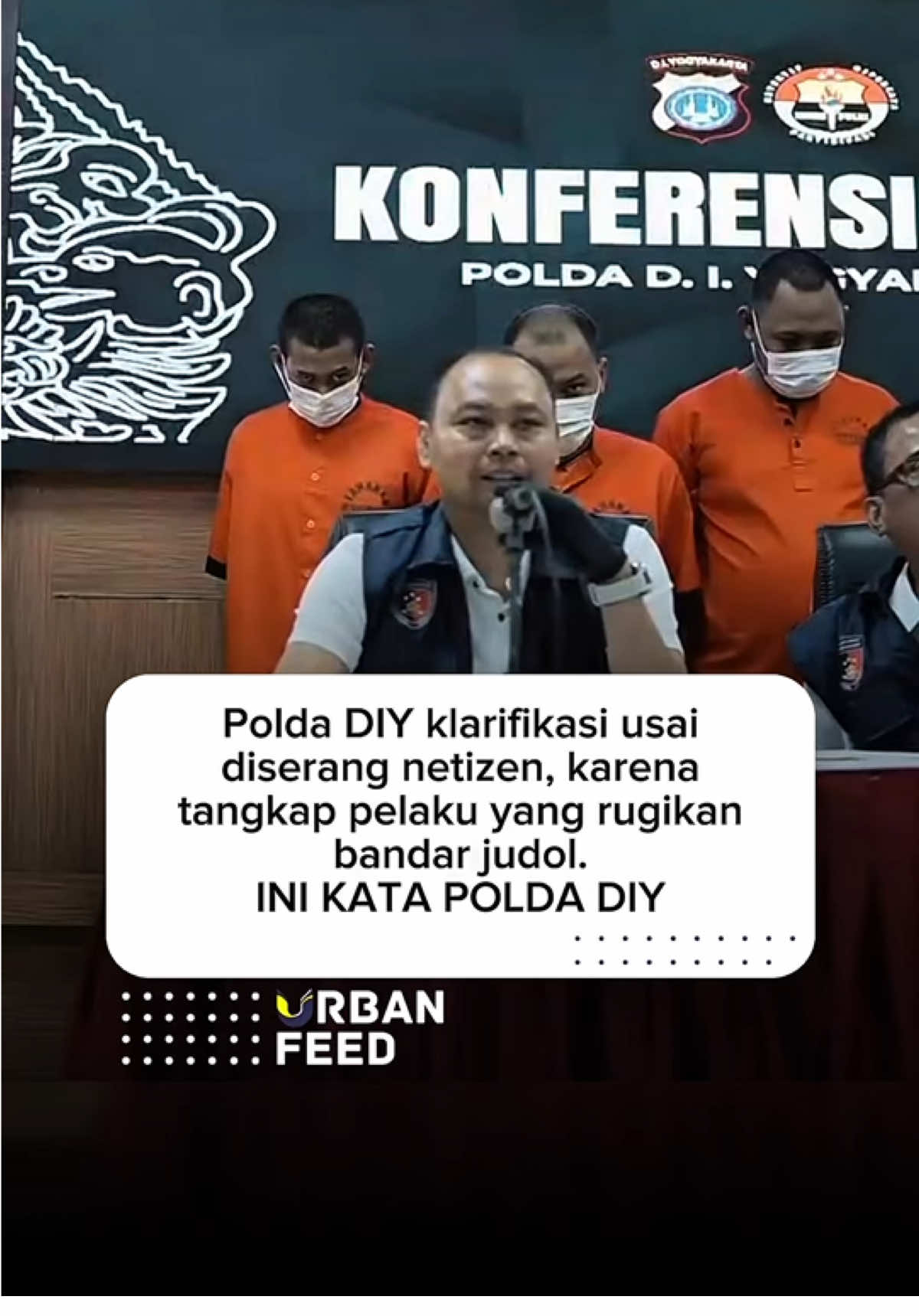 Kepolisian Daerah Istimewa Yogyakarta (Polda DIY) menanggapi respons netizen terkait penangkapan lima orang tersangka yang diduga terlibat dalam praktik judi online (judol) dan merugikan pihak bandar. Pihak kepolisian menegaskan akan menindak tegas seluruh pihak yang terlibat dalam kegiatan perjudian. “Mulai dari pemain, operator, pemodal, hingga bandar dan pihak-pihak yang mempromosikan. Tidak ada toleransi untuk perjudian dalam bentuk apa pun,” tegas Kasubdit V Siber Direktorat Reserse Kriminal Khusus (Ditreskrimsus) Polda DIY, AKBP Slamet Riyanto, dalam keterangannya di Yogyakarta, Rabu (6/8) malam. Kelima tersangka diketahui menjalankan praktik judi daring dengan memanfaatkan situs-situs yang menawarkan berbagai promosi menarik bagi pengguna baru. Slamet menjelaskan, penangkapan para tersangka berawal dari laporan masyarakat yang mencurigai adanya aktivitas ilegal di lingkungan mereka. “Informasi tersebut kami kembangkan bersama intelijen, kemudian kami tindak lanjuti secara profesional,” ujarnya. 📹 : POLDA DIY source : KATADATA