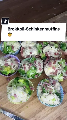 🧁🥦 High Protein Brokkoli-Schinken-Muffins 12 Stück • Mealprep geeignet • Schnell & eiweißreich Super Snack, perfekt für unterwegs oder als Beilage – und dabei proteinreich, würzig und richtig sättigend. ⸻ 📝 Zutaten (für 12 Muffins) 	•	150 g Brokkoli (gekocht) 	•	100 g Schinkenwürfel light  	•	100 g Gratinkäse light  	•	8 Sonntagsbrötchen (400 g Teig)  Gewürze: Salz, Pfeffer, optional Paprika oder Knoblauchgranulat ⸻ 🍽️ Zubereitung 	1.	Brokkoli 3 Min in kochendem Wasser garen, abgießen. 	2.	Brokkoli klein hacken und mit Schinkenwürfeln, Käse und dem Brötchenteig gut vermengen. 	3.	Mit Salz, Pfeffer & Gewürzen abschmecken. 	4.	In Muffinformen geben und bei 180 °C ca. 15–20 Minuten backen, bis goldbraun. ⸻ 🧮 Nährwerte pro Muffin (bei 12 Stück): 	•	116,75 kcal 	•	14,9 g Kohlenhydrate 	•	7,6 g Eiweiß 	•	2,4 g Fett Gesamt (für alle 12): 1.401 kcal • 178,4 g KH • 91,3 g Eiweiß • 28,7 g Fett