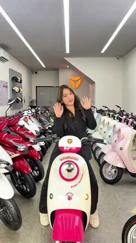 Yadea, #No1ElectricRide dunia, hadir di Indonesia dengan 8 pabrik, 70+ dealer, dan kualitas terjamin! 🚀 Sekarang aku lagi di Dealer Yadea Gading Serpong 017, yang baru aja rayain Anniversary tanggal 3 Agustus 2025 di Jalan Raya Boulevard. Ada promo seru + voucher Green eMobility Fund sampai 7 juta rupiah, loh! 🎉 Yuk, mampir dan rasakan pengalaman berkendara ramah lingkungan dari Yadea! Follow @Yadea Indonesia untuk update terbaru! 🌿⚡ #Yadea #YadeaVelax #YadeaIndonesia #MotorListrikPintar #RidingWithYadea #yadeaanniversary 