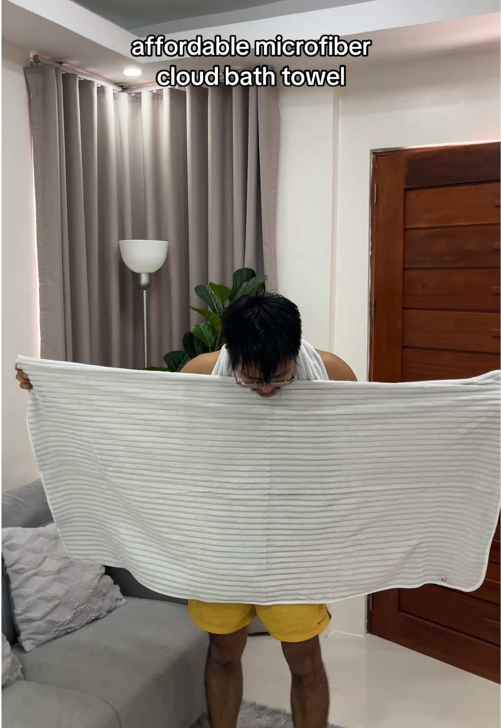 sarap ipunas nitong twalya sa balat kasi microfiber na #bathtowel #towel #microfibertowel #bathessentials #absorbenttowel 