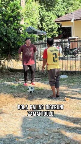 Bola Paling Digeruni Zaman Dulu. @Jaa Avon @Mat’Wan Begel #maulanadebruyne #maulanashima #maulanaribiu #zamandulu #throwback90an 