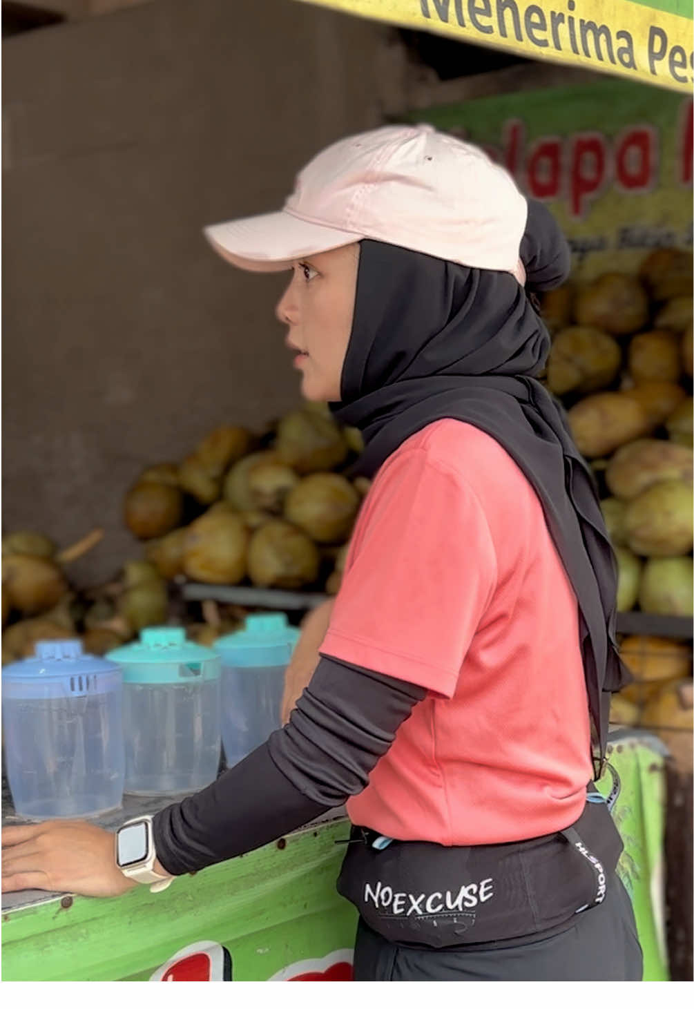 Tim minum air kelapa muda after running 🥥 segerrrr😋  #run #Running #morningrun #bandung #runner #runnergirl #fyppppppppppppppppppppppp #fypage #pelari #pelarikonten #pelaripemula 