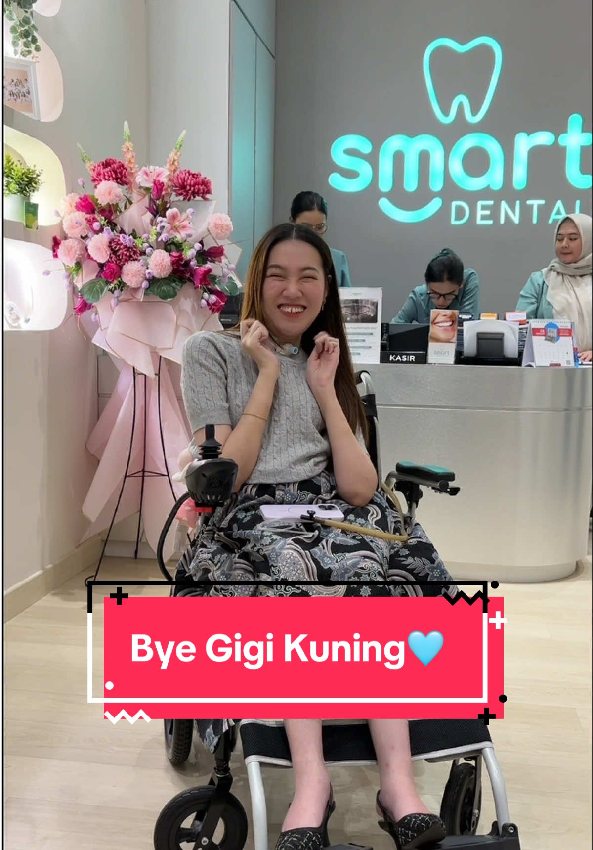 Awalnya insecure gara-gara komen netijen soal gigi kuning 😅 Langsung cus ke @smartdentalid  Scaling pakai GBT Airflow, bleaching tanpa sakit, dan bisa sambil nonton Spongebob 🤭🍍 Hasilnya? Gigi naik dari A3 ke A2! Seneng bangeet~ ✨ Yang cari klinik gigi nyaman, langsung ke Smart Dental yaa 🩵 #SmartDentalID #BleachingGigi #SenyumPercayaDiri #disabilitypride #disabilityawareness #doktergigi #fyp #foryou 