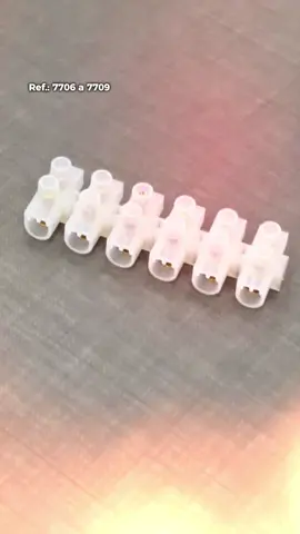 Parece simples. Mas sem ela, muita instalação para no meio. Conectores em Barra Plástica Brasfort Ref.: 7706 a 7709 Fixação firme Isolação segura Ideal pra iluminação, automação, reparos e projetos elétricos.⠀ Corpo em plástico resistente, parafuso metálico e espaço pra fio de 4 a 16 mm. Discreta? Sim. Essencial? Com certeza. E aí… você já usou essa peça? Comenta aí em baixo #brasfort #conectorembarra #eletrica #eletricaresidencial #ferramenta 