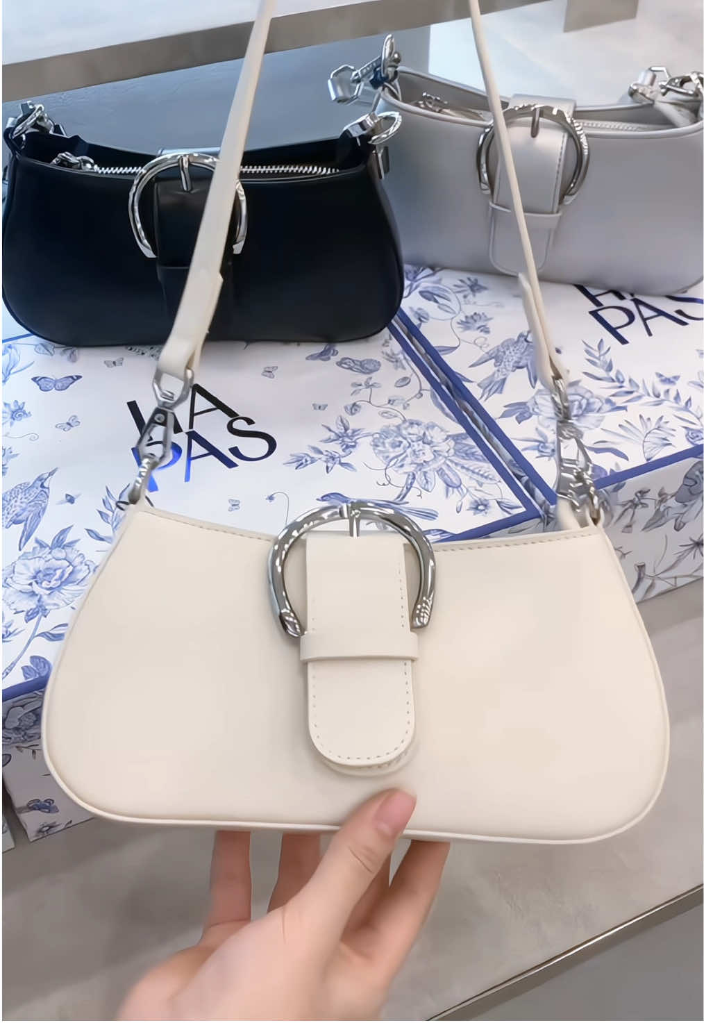 ✨ Thanh lịch – Sang trọng – Dễ phối ✨ 💼 Túi xách nữ HAPAS TDV2149 – thiết kế khóa tròn da mịn, size 21 cực xinh xắn và thời thượng   💗 Phù hợp đi làm, đi chơi, hay dự tiệc đều đẹp mê!#ThờiTrangNữ #tuixinh #PhụKiệnCaoCấp #quatang 