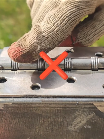Welder's secret, why no one tells the door hinge welding trick. #welding #metalwork #cuttingskills #tipsandtricks #fabrication 