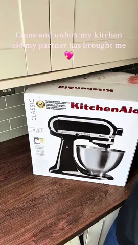 Unbox my kitchen aid mixer 🧁🍰.     @KitchenAid UK  @KitchenAid             #baking #homebaker #standmixer #kithenaid #cakes 