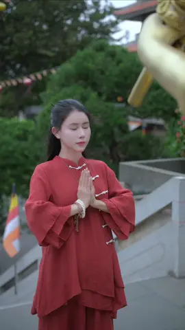 Trong mười đại đệ tử của Đức Phật, Tôn giả Mục Kiền Liên được biết đến là người có thần thông bậc nhất. Sau khi chứng đắc quả vị A-la-hán, ông phát nguyện báo đáp công ơn sinh thành của mẹ là bà Thanh Đề. Nhưng do lúc sinh thời bà tạo nhiều ác nghiệp, sau khi chết bị đọa vào cảnh ngạ quỷ, chịu đói khát, khổ sở không kể xiết. Dù có thần thông, Mục Kiền Liên vẫn không thể cứu mẹ bằng sức mình. Ông dùng bát dâng cơm, nhưng mỗi lần bà Thanh Đề đưa cơm lên miệng thì hóa thành than đỏ rực ,bởi tâm ích kỷ, ác khẩu và nghiệp sâu đời trước. Đau lòng, ông đến cầu Phật chỉ dạy. Đức Phật dạy: “Mẹ ông đã từng hủy báng Tam Bảo, mắng chửi chư Tăng, không tin nhân quả, keo kiệt, chẳng bố thí cho ai, thậm chí một hạt gạo cũng không. Vì vậy, bà phải tự thọ quả báo.” Dù là bậc có thần thông, ông vẫn không thể thay mẹ gánh nghiệp. Chỉ đến khi ngày rằm tháng Bảy , ngày chư Tăng mãn hạ ,ông phát tâm cúng dường mười phương Tăng, hồi hướng phước lành cho mẹ thì bà mới được siêu thoát. Mô Đại Hiếu Mục Kiền Liên Bồ Tát 🙏 Nam Mô Quán Thế Âm Bồ Tát 🙏#tutapanlac #phatphapvobien #nammoadidaphat #nammobonsuthichcamauniphat #fyp #namobonsuthichcamauniphat #chualanh #tamtueanh #phapphucdichua @Nương nhờ cửa Phật @Kenhcuathithanh 