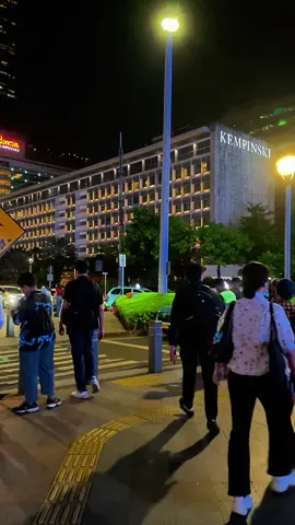 Video nya boleh kalian ambilin , di izinin semuanya tanpa syarat, ga usah folow . Kalian edit sendiri sesuai selera ya. Bundaran HI Jakarta  #view #foryou #mediaWB #jakarta #fyp #hotelindonesia #bundaranhi #citylight 