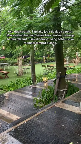 Aku tinggal di rumah, tapi tak merasa pulang. Dindingnya berdiri, tapi hangatnya tak pernah benar-benar ada.” Setiap hari aku belajar tersenyum di tempat yang tak pernah memberiku pelukan. Rumah ini bukan tempat paling aman, tapi untuk sekarang... aku tak punya pilihan selain bertahan.