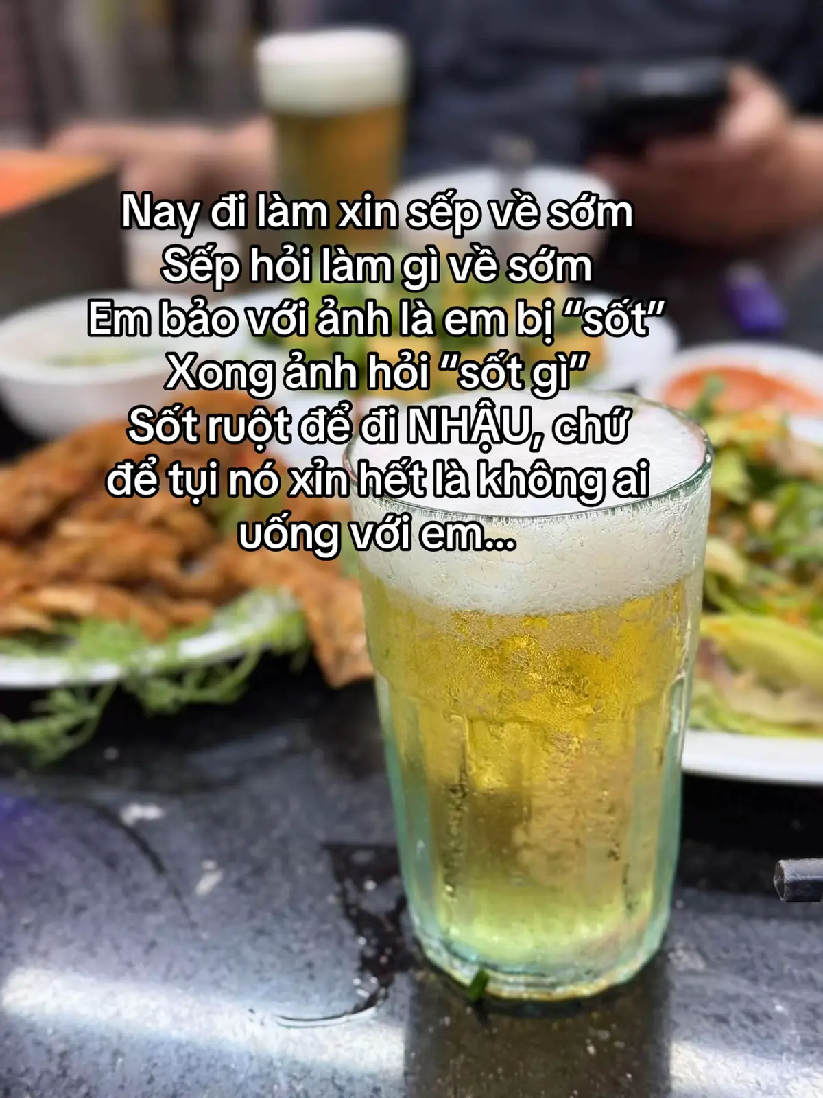 Nay đi làm xin sếp về sớm Sếp hỏi làm gì về sớm Em bảo với ảnh là em bị “sốt” Xong ảnh hỏi “sốt gì” Sốt ruột để đi NHẬU, chứ để tụi nó xỉn hết là không ai uống với em…#1999 #tinhyeu #tamtrang #tinhyeu 