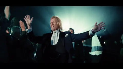Experience the magic of André's Maastricht concerts in your local cinema! Get your tickets at: www.andreincinemas.com (Link in bio) 🍿🎶 #music #classicalmusic #violin #andrerieu #concert #livemusic #orchestra #🎻 #maastricht #vrijthof #cinema #cinemas #movies