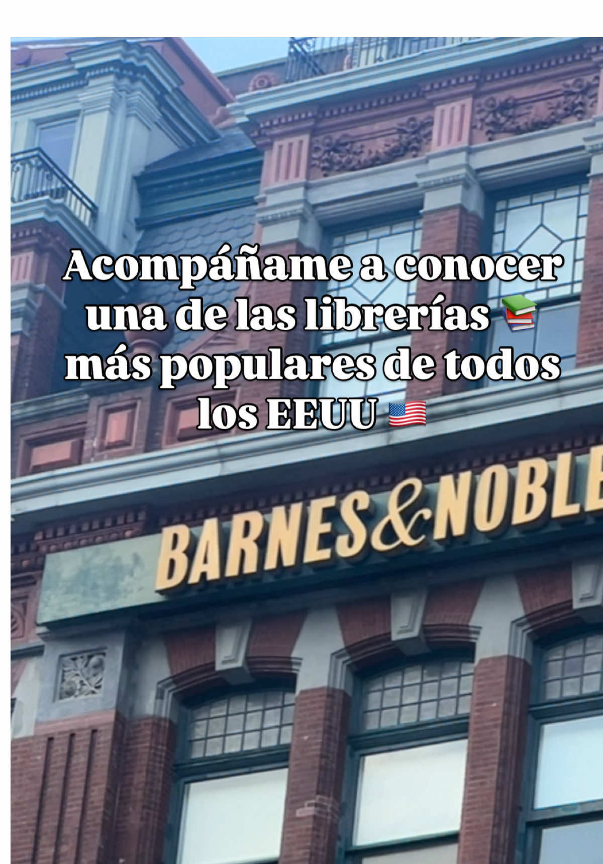 📚✨ Barnes & Noble – Union Square Un lugar que nunca pasa de moda, aunque todo a su alrededor cambie. Entrar aquí es como respirar diferente por un rato: el olor a libros nuevos, los pasillos infinitos, el silencio amable entre estanterías y esa sensación de querer llevarte media tienda contigo. Hay algo especial en esta sucursal — quizás porque es una de las más grandes, quizás porque desde siempre ha sido refugio de lectores, curiosos y soñadores en pleno Manhattan. Café en mano, libros en brazos, y una tarde que se vuelve pausa. NYC corre, pero aquí… el tiempo se toma su tiempo. #BarnesAndNoble #UnionSquareNYC #LugaresConEncanto #BookLovers #NYCSpots #LecturaEnLaCiudad #PasiónPorLosLibros #BarnesAndNobleVibes