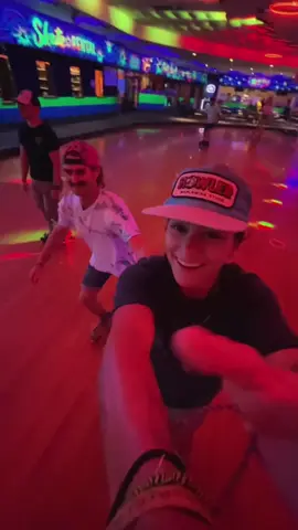 Some friends and I went roller skating! Pls watch till end 😂💀 #fyp #rollerskating #foryou #CapCut 