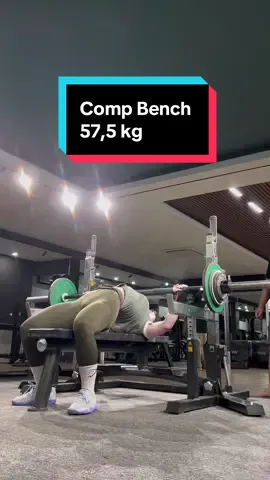Nếu đã trót có ROM squat dài nhất định phải chuộc lại bằng ROM bench ngắn=)))  #gym #gymgirl #gymmotivation #Fitness #fitnessgirl #pwl #powerlifting #green #benchpress #pr #training 