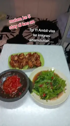 menu makan malam di kos an ... oseng kangkung,ayam kecap sambel goang #fypシ゚ #fyp #foryou #foryourpage #pahlawankeluarga #pahlawandevisa #kosanhongkong #foryoupageofficiall 