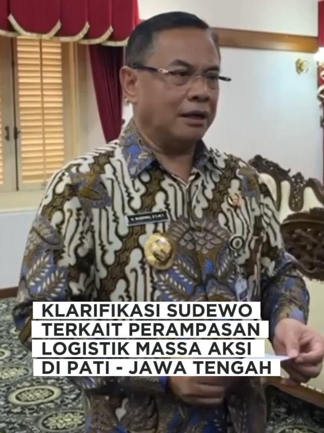 Bupati Pati, Sudewo memberikan klarifikasi terkait insiden penyitaan donasi yang dilakukan oleh Satuan Polisi Pamong Praja (Satpol PP) Kabupaten Pati pada Selasa (5/8/2025). Menurutnya, tindakan tersebut bukan merupakan penyitaan, melainkan pemindahan donasi. Tindakan tersebut dilakukan untuk memindahkan barang-barang donasi ke lokasi lain agar tidak mengganggu Kirab dan kegiatan perayaan Kemerdekaan RI. Lebih lanjut, Sudewo juga menyampaikan permohonan maaf terkait pernyataannya yang menyebutkan angka massa 5 hingga 50 ribu orang. Ia menegaskan bahwa pernyataan tersebut tidak memiliki niat untuk menantang warga Pati. #pati #jateng #demo #news #bupatipati #kabupatenpati 