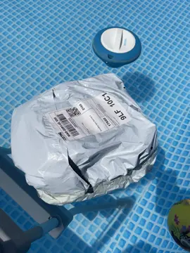 No digo lo que pienso… porque me cierran la cuenta. Me habéis llamado, estaban trabajando, y no tengo el teléfono conmigo en el curro. Salgo y veo la llamada. Ya no miro más hasta que llego a casa, y veo paquete entregado en persona.  Encima era de un vale de 40€ que me había ganado haciendo un reto, cuando compras de esa forma, no devuelven el dinero, no te dan otro vale. Así que…@TikTok España en eso tenéis que mejorar, prefiero mil veces @GLS Spain 