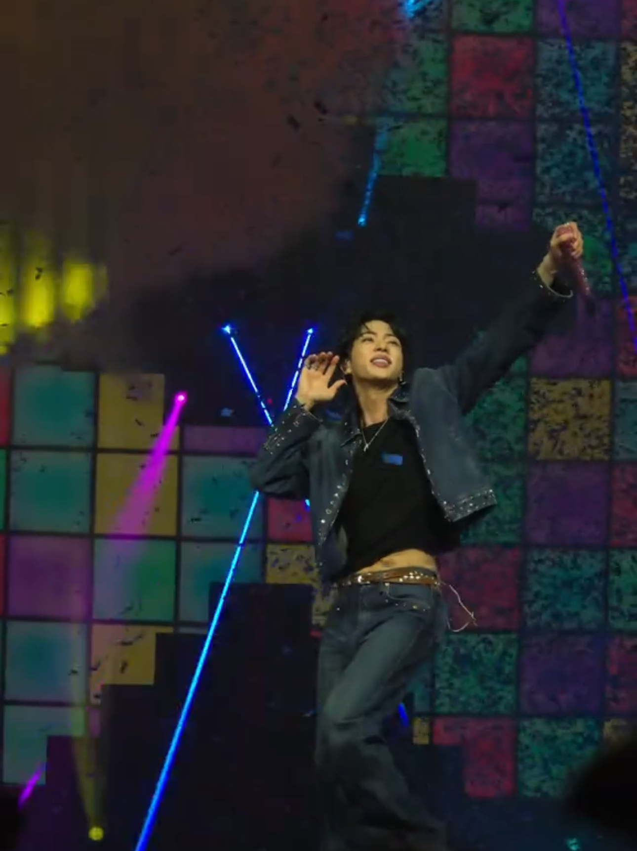 Jin in London Day 1 killing the BTS Medley #Jin_TOUR #bangtan #RUNSEOKJINepTOUR #runseokjin #runseokjineptourlondon 