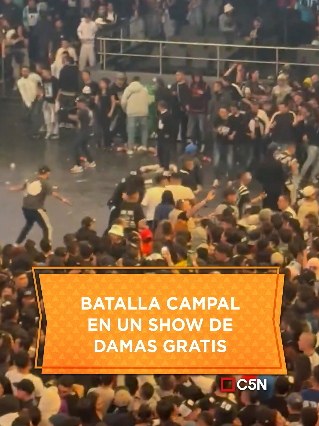 ⚠️ Batalla campal entre barras de equipos de fútbol en un recital de Damas Gratis en el Movistar Arena de Colombia | #c5n #noticias #pelea #colombia #damasgratis