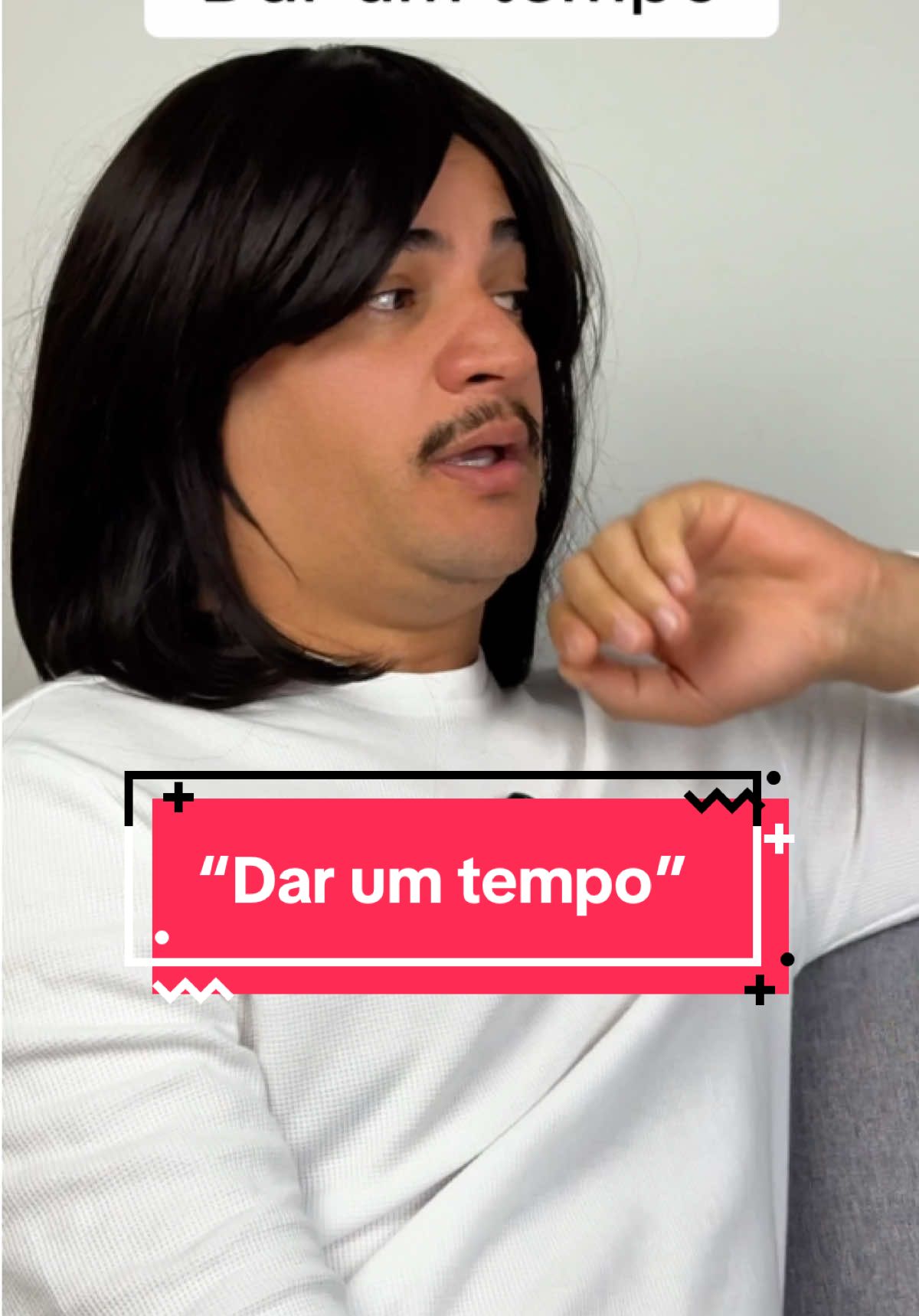 Tem gente que chama de “dar um tempo” mas no fundo… é só uma forma de evitar o que precisa ser dito. Você se afasta achando que vai respirar. Mas volta com o mesmo nó na garganta. Porque o que pesa não é a ausência. É a falta de clareza, de escuta, de coragem pra encarar o que machuca enquanto ainda dá pra tentar. A saudade até traz de volta. Mas os silêncios continuam no mesmo lugar. Amor de verdade não foge da conversa difícil. Ele fica. Mesmo quando é desconfortável. Mesmo quando dói. Blindar o coração não é criar barreiras. É desenvolver maturidade emocional pra sustentar vínculos reais. Acesse o LINK DA BIO e entre hoje mesmo no MBE Ib: eros_miranda #feridasemocionais #dependenciaemocional #traumasdeinfancia #traumas #relacionamento