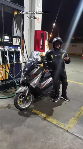 A comer un helado nomas 😅😅 #Nmax #biker #Peru #Ecuador 