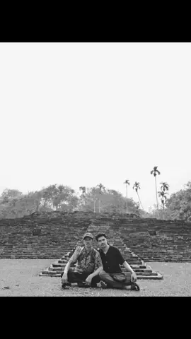 jika ada yang lebih besar dari rasa sayangku kepada ibu, mungkin itu adalah gengsiku kepada bapak. kenapa sih pak kita berdua terlalu gengsi untuk nunjukin rasa sayang kita? padahal kan itu hal yang lumrah untuk seorang bapak dan anak. bahkan saking gengsinya bapak sampe gak mau cerita kalo sebenernya bapak lagi sakit, bapak gak mau bikin anak anaknya khawatir. padahal amar udah kerja pak, kak riyan juga, kita semua bisa bantu bapak, kita bisa ngurusin bapak. emang salah amar juga sih yang gak nanyain keadaan bapak, walaupun mungkin kalo amar tanyain pun pasti jawaban bapak 