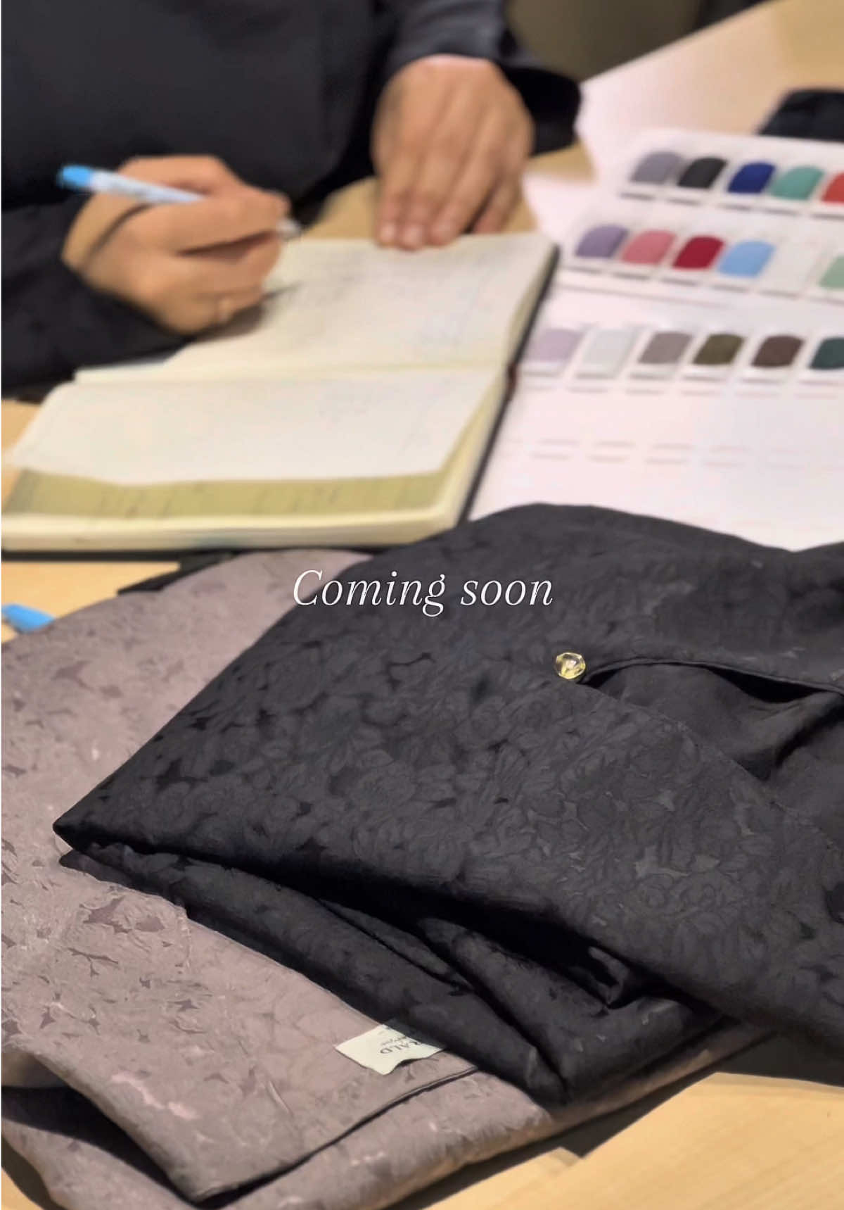 Wow🤩 agak-agaknya apa kelainan new collection kalini? Tak sabarnyaaa! 😆  #fyp #sneakpeek #teaser #newcollection #muslimahfashion #muslimahstyle #emeraldexclusive 