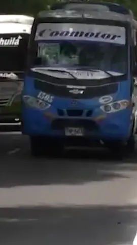 #Neiva  Transporte en crisis: Conductores bajo ataque  🚌 En solo una semana, cinco vehículos vandalizados, tres conductores heridos y pérdidas por más de $40 millones. ¿Hasta cuándo la inseguridad en el transporte público? 🚨💥 👀 ¿Te sientes seguro usando transporte urbano en la ciudad? 📢 ¿Qué solución deberían tomar las autoridades? 🔗 Entra al enlace y conoce los sectores más peligrosos y lo que exigen los conductores. https://diariodelhuila.com/conductores-de-transporte-urbano-de-neiva-temen-por-su-vida/ #NeivaInsegura #TransporteEnRiesgo #ViolenciaEnLaVía