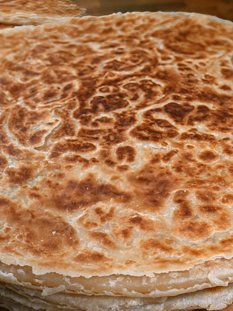 Made with love 💛 New recipe ideas for anyone who loves cooking and baking! Try this easy and delicious Yemeni bread today 🍰 معمول بحب 💛 أفكار وصفات جديدة لكل عشاق الطبخ والمخبوزات! جربوا هذي الوصفة السهلة واللذيذة اليوم الخبز الملوح اليمني المكونات: ٥ ونصف كوب طحين أبيض (٧٠٠ غرام) ١ ونصف كوب طحين قمح (٢٠٠ غرام) ملعقة طعام ملح (١٥ غرام) ٢ ونصف كوب ماء (٦٢٥ مل) تضاف تدريجيًا سمن أو زبدة مذابة (للدهن) زيت أو سمن إضافي (للطبخ) #MadeWithLove #NewRecipeIdeas #LoveCooking #LoveBaking #ThingsToBakeEasy       