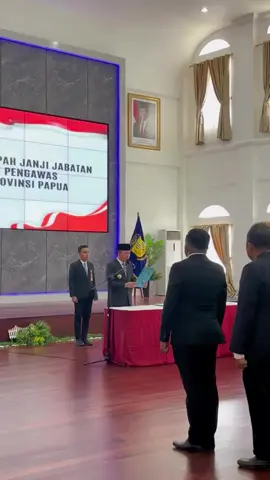 Pj Gubernur Papua Agus Fatoni resmi lantik dan mengukuhkakn 92 pejabat administrator dan pengawas di lingkungan Pemprov Papua Pelantikan ini bagian dari penyesuaian struktur organisasi untuk meningkatkan kinerja pemerinahan. Fatoni menegaskan pentingnya integritas, inovasi dan akuntabilitas dalam menjalankan tugas. #pemprovpapua #Agusfatoni #pelantikanpejabat #integritasbirokrasi #pelayananpublik