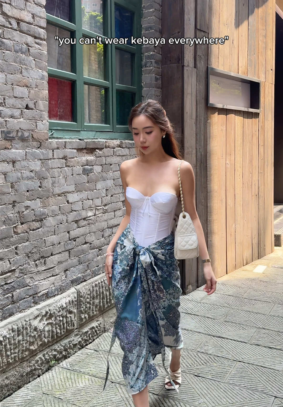 Berkain di China 🇮🇩 @Anneira  #outfitideas #traveling #fitcheck #kebaya #chindo #outfitinspo 