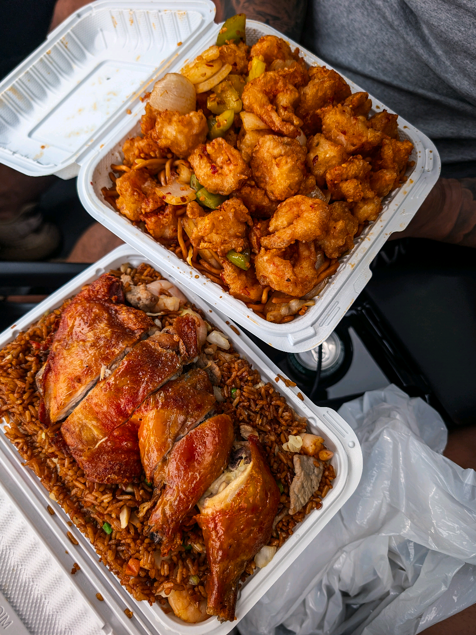 Had to finally try out Coconut Breeze while my food was fresh because I always seemed to like Chung's better but that freshly cooked pepper shrimp at CB was a gamechanger!! 📍Coconut Breeze 168 Kennedy Rd S, Brampton #caribbeanchinese #coconutbreeze #bramptoneats #peppershrimp #brampton 
