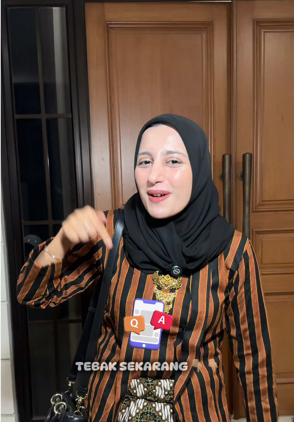 Produk GRATIS‼️ buat kamu yang berhasil nebak siapa mistery guest besok di 8.8😱 Yuk, komen 👇🏼👇🏼 #hnhskincarebydrkamilaljaidi #liveambyar #collablivetiktok 
