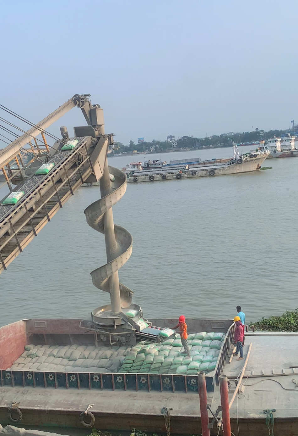জাহাজ লোড করা হইতেছে ক্রাউন সিমেন্ট না জানি কোন অপরাধে দিলা এমন জীবন#ভাইরাল #বাংলা #গান #টিকটক_বাংলাদেশ_অফিসিয়াল🇧🇩🇧🇩🇧🇩 #foryou #foryoupage #tiktokofficialbangladesh 