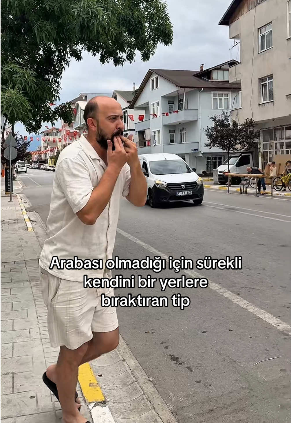 Arabası olmadığı için sürekli kendini bir yerlere bıraktıran tipin ilk ve son videosu… #OtoSOR #işbirliği @OtoSOR 