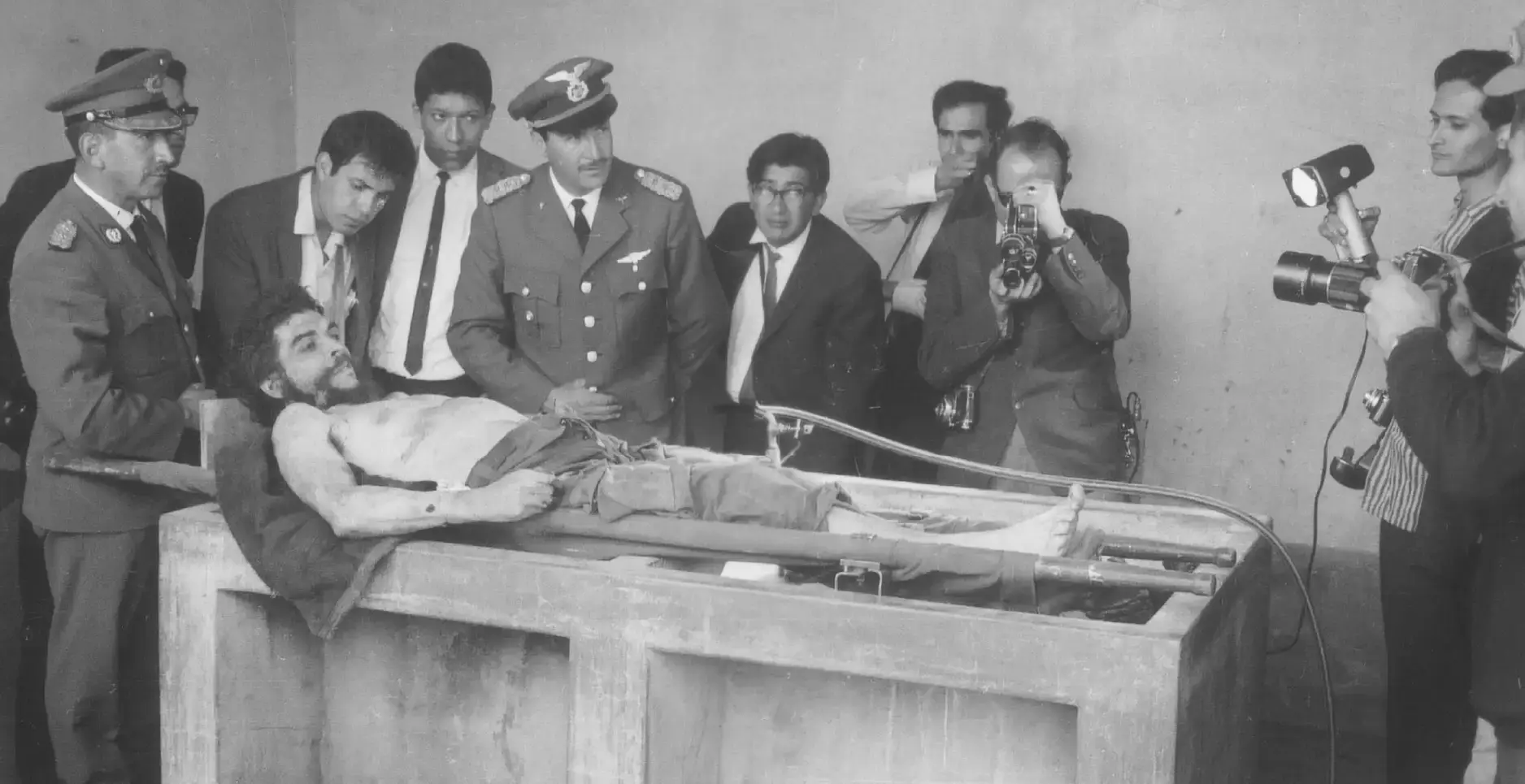 Guevara, a key figure in the 1959 Cuban Revolution, was captured on October 8, 1967, while battling his guerrilla forces in Bolivia.  He was executed on October 9, 1967, by the U.S.-military-backed Bolivian forces.  His body was put on display to confirm his death and to serve as a warning to other revolutionaries.  The image has become an iconic representation of his death and legacy.  #Cheguevara #revolution #history #sadmoment #60s 