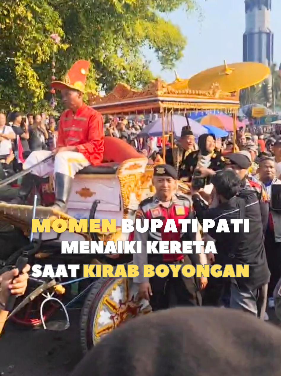Momen Bupati Pati Sudewo Melintas di Alun-Alun Simpang Lima Pati Menaiki Kereta pada Acara Kirab Boyongan Dalam Rangka Hari Jadi Pati ke-702, Kamis (7/8/2025).  #kirabboyongan #bupatipati #sudewo #beritapati #sudutpati #patihariini #demopbbpati 
