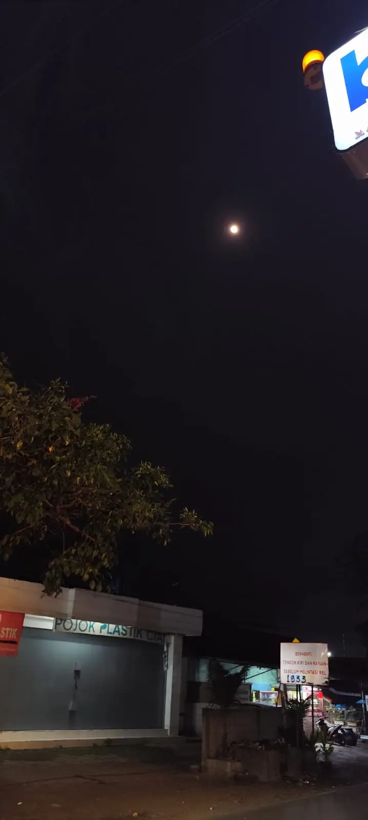 napah harus dipertemukan dengan orang yang salah sih... ..emang sesulit ini yahh menemukan cinta sejati .. #sadvibes🥀 