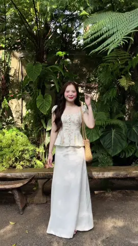 Gió rất dịu dàng, hoa cũng lãng mạn, Anh rất đặc biệt, em rất thích… 🍃☀️🍂 #outfitideas #phoidoxinh #summeroutfits #viral #chanvaydai #aohoanhi 