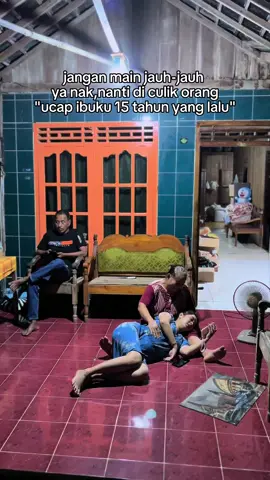 Sekarang gantian bapak ibuk gaboleh kemana mana cukup dirumah aja🤗