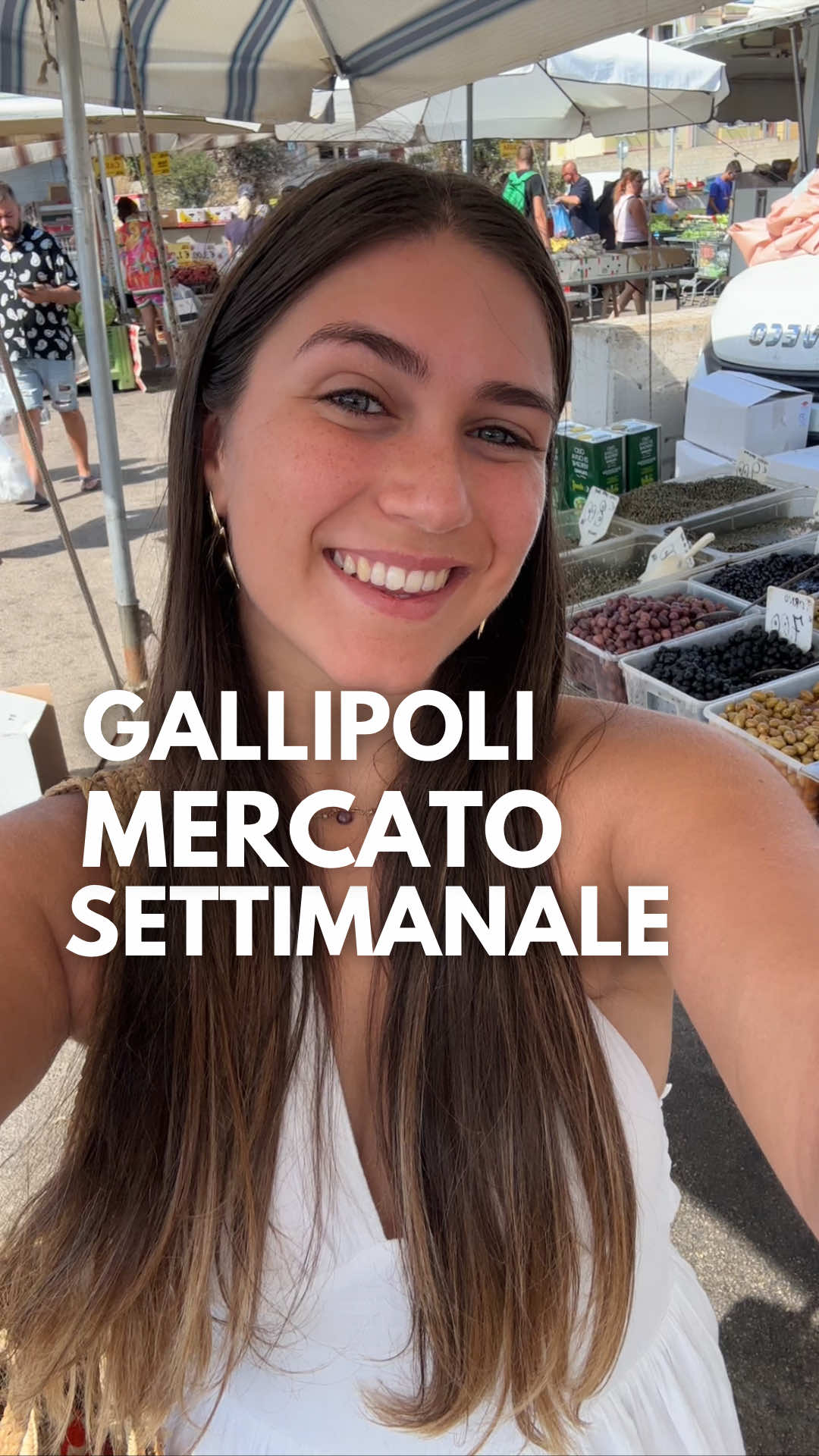 Mercato settimanale di Gallipoli🥕🧽👕 È un mercato abbastanza grande, ben organizzato e fornito di tutto: vestiti, casalinghi, intimo, scarpe, merceria + una zona dedicata all’usato che noi local chiamiamo “i nonni”. In una zona semicoperta si trova l’area dedicata al cibo: frutta&verdura, formaggi, girarrosto e sfusi vari (olive,taralli,legumi e frutta secca).  Super consigliato il banco con la focaccia, quella bianca è strepitosa!  ⏰Ogni MERCOLEDÌ 07:00-13:00 (in estate iniziano a chiudere già alle 11:30 circa). È importante andare presto, max le 08:30/09:00, per l’usato meglio anticipare alle 07:30 📍Via Giovanni Pascoli 31 - su maps “Mercato settimanale Gallipoli” 💸Come in ogni mercato meglio essere muniti di monete e contanti in generale  🅿️Facile da trovare nei dintorni tra Via Alfieri e Via Milizia  #gallipoli #lecce #salento #mercato #mercatosettimanale #mercatodellusato #usatogallipoli #frutta #verdure 