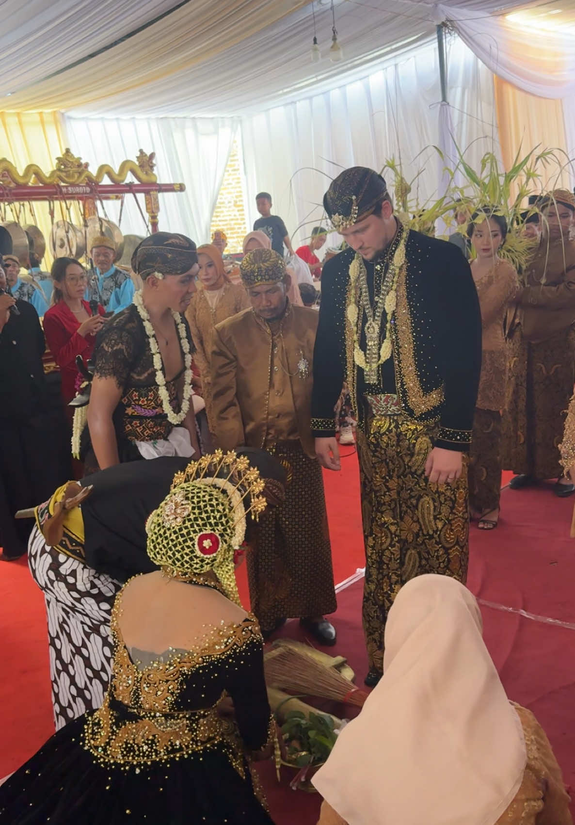 Prosesi panggih pengantin #manglingimakeupnurelitawedding -‘#elitaweddinggallery #nurelitawedding #muamalang 