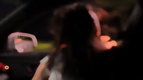 Người bình yên nhất... không phải là người ít nỗi buồn. Mà là người biết trân trọng cả những nỗi buồn trong cuộc đời mình. Người thương cuộc sống nhất, là người từng đi qua mất mát, đổ vỡ, tổn thương – và vẫn chọn sống dịu dàng. Vì thật ra... có cuộc đời nào không có mẻ chông gai? Có hành trình nào mà chẳng có những ngày lòng nặng trĩu? Nhưng nếu trái tim bạn đủ đầy yêu thương, bạn sẽ biết cách yêu luôn cả những ngày không trọn vẹn. Yêu luôn cả những giây phút mình yếu đuối. Yêu luôn cả những vết sẹo – như minh chứng rằng: Mình đã từng vượt qua rất nhiều.Và rồi một ngày - Bình yên không phải là thứ đi tìm, Mà là thứ... lặng lẽ lớn lên trong tim bạn. Chỉ cần bạn vẫn sống bằng tất cả chân thành. Thì sớm muộn, bình yên cũng sẽ tìm đến như một phần thưởng dành cho trái tim biết kiên nhẫn, biết yêu thương.#nhactamtrang #NgườiTừngThương #VếtThươngLòng #xuhuong 