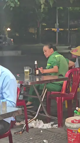 Mặc cho ai cũng kệ, làm chai lúa mạch cho sướng cái thằng người đã rồi tính tiếp.