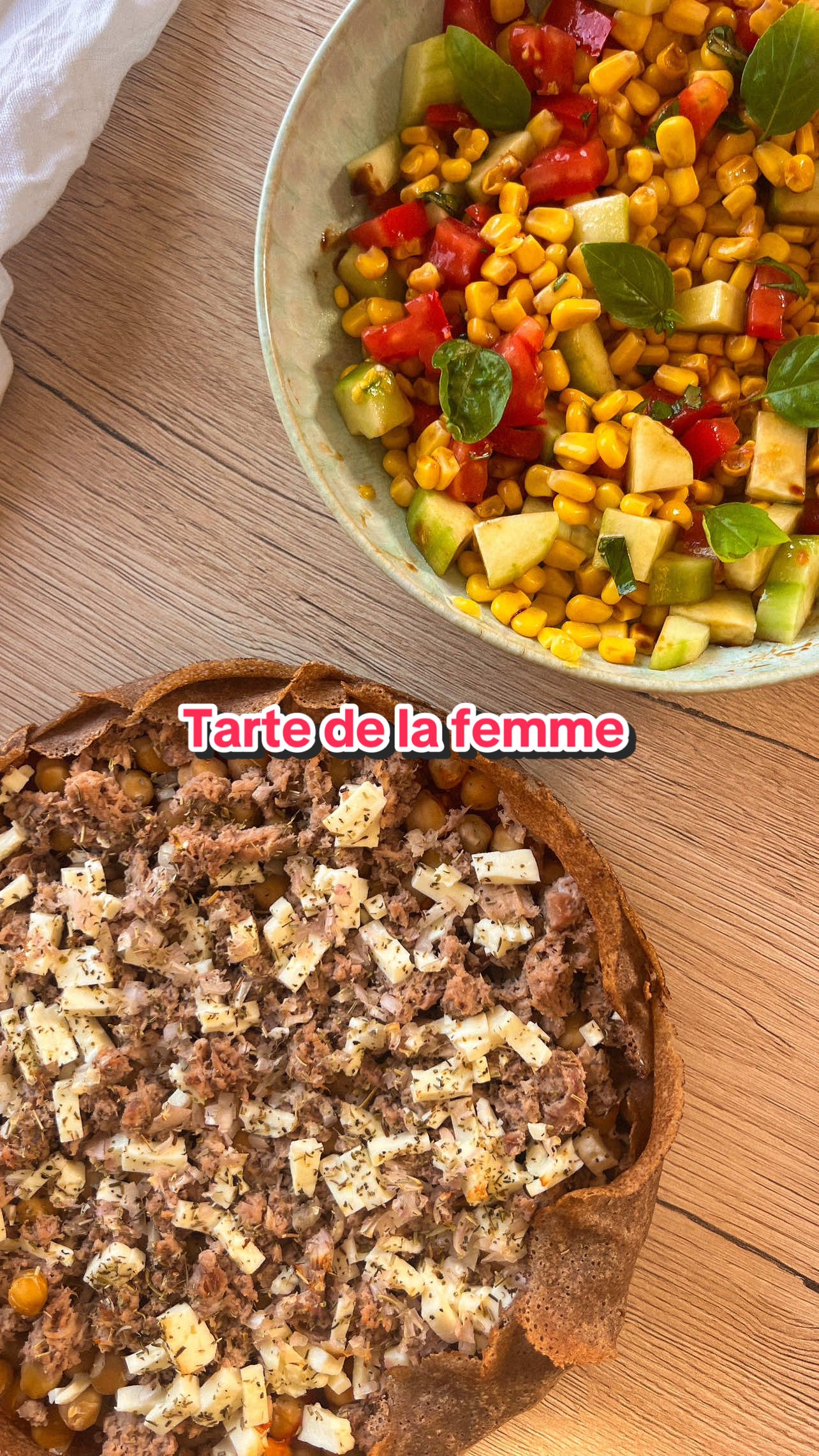 Tarte de la flemme -  5 minutes 🌱 Après une bonne séance de sport, quoi de mieux que de rentrer et de se préparer un bon petit repas ? 😍 Alors j’avoue, des fois moi aussi j’ai la flemme de passer 20 minutes en cuisine !  Quand ça m’arrive, j’opte pour ce genre de recette facile et pratique à préparer (sans trop de vaisselle aussi 🤪). En 5 minutes c’est fait et tu vas te doucher quand ta tarte est au four… Puis, résultat : Tu obtiens une tarte hyper gourmande et protéinée 🤌🏼 Pense à enregistrer l’idée pour la garder sous la main 💾 Ingrédients :  4 galettes de blé noir 200 g de chair de tomates au basilic  1 boîte de thon 200 g de pois chiches  50 g de feta 1 échalote Basilic frais  Herbes de Provence Huile d’olive Préparation :  1. Huilez votre moule avant d’y placer les 4 galettes de sarrasin. 2. Étalez la chair de tomates au basilic, puis ajoutez le thon émietté et les pois chiches. 3. Parsemez de feta émiettée, ajoutez l’échalote ciselée et assaisonnez avec les herbes de Provence. 4. Enfournez 20 minutes à 180°C.  5. Avant de servir j’ai ajouté quelques feuilles de basilic frais.  J’avais une faim de loup donc je me suis préparé une petite salade avec ce que j’avais dans mon frigo ! Si jamais ça peut vous inspirer, j’ai mélangé : maïs, tomate, concombre, basilic, huile de sésame, crème de balsamique et fleur de sel, tout simple mais délicieux ✨ #tartesalée #tartefacile #recette #ideerecette #ideerepas #cuisinefacile #EasyRecipes #healhyfood #healthyreceipes #recetteflemme #bienmanger