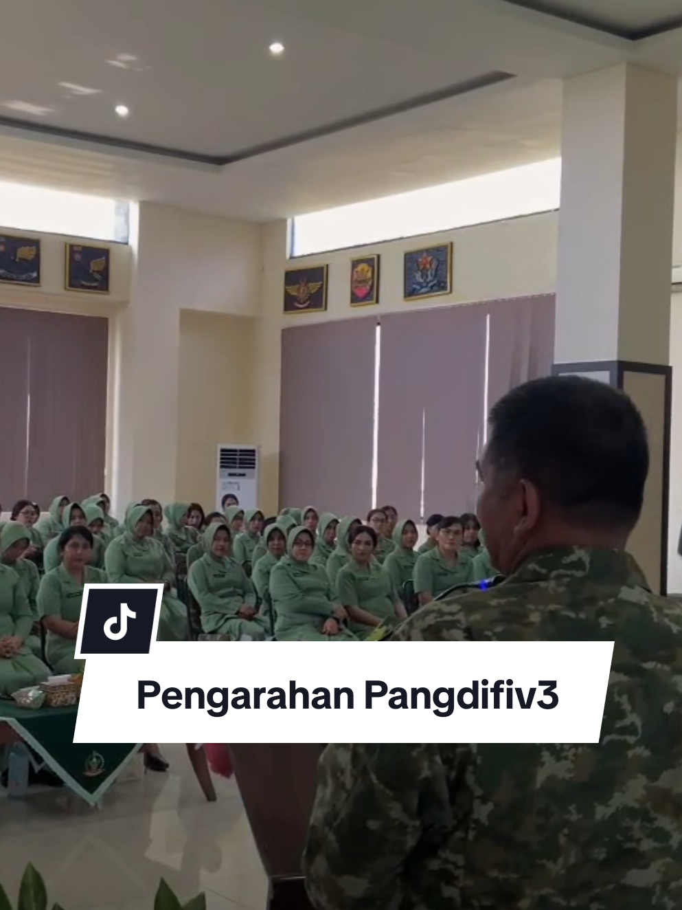 PANGDIVIF 3 KOSTRAD BERI PENGARAHAN KEPADA ISTRI PERWIRA MUDA @divif3kostrad  #tnitv #militerindonesia #prajurittni #tni #tniad 
