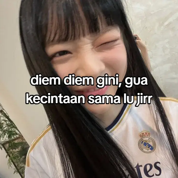 Berikut adalah penjelasan langkah-langkah membuat mie ayam:⤵️ Bahan-bahan - 1 bungkus mie basah (atau kering) - 2 siung bawang putih, cincang - 1 siung bawang merah, cincang - 2 sendok makan minyak goreng - 2 potong dada ayam, cincang - 2 sendok makan kecap manis - 1 sendok makan kecap asin - 1 sendok makan gula pasir - 1/2 sendok teh merica bubuk - 1/2 sendok teh garam - 2 batang daun bawang, iris - 2 batang seledri, iris Langkah-langkah 1. *Rebus Mie*: Rebus mie basah (atau kering) sesuai dengan petunjuk pada kemasan. Tiriskan dan sisihkan. 2. *Tumis Bawang*: Panaskan minyak goreng dalam wajan. Tambahkan bawang putih dan bawang merah, tumis hingga harum. 3. *Masak Ayam*: Masukkan dada ayam, tumis hingga berubah warna. 4. *Tambahkan Bumbu*: Tambahkan kecap manis, kecap asin, gula pasir, merica bubuk, dan garam. Aduk rata. 5. *Masak Ayam*: Masak hingga ayam matang dan bumbu meresap. 6. *Tambahkan Daun Bawang dan Seledri*: Tambahkan daun bawang dan seledri, aduk rata. 7. *Sajikan*: Sajikan mie ayam dengan kuah ayam dan taburan daun bawang serta seledri. Tips - Pastikan mie tidak terlalu matang agar tidak menjadi lembek. - Sesuaikan jumlah bumbu dengan selera Anda. - Anda dapat menambahkan sayuran seperti sawi atau bok choy untuk menambahkan nutrisi dan rasa. #suka #mieayam #crush #fyp #masukberanda #Lookatme #moots? #kebeletseleb #era #foryoupage #salting 